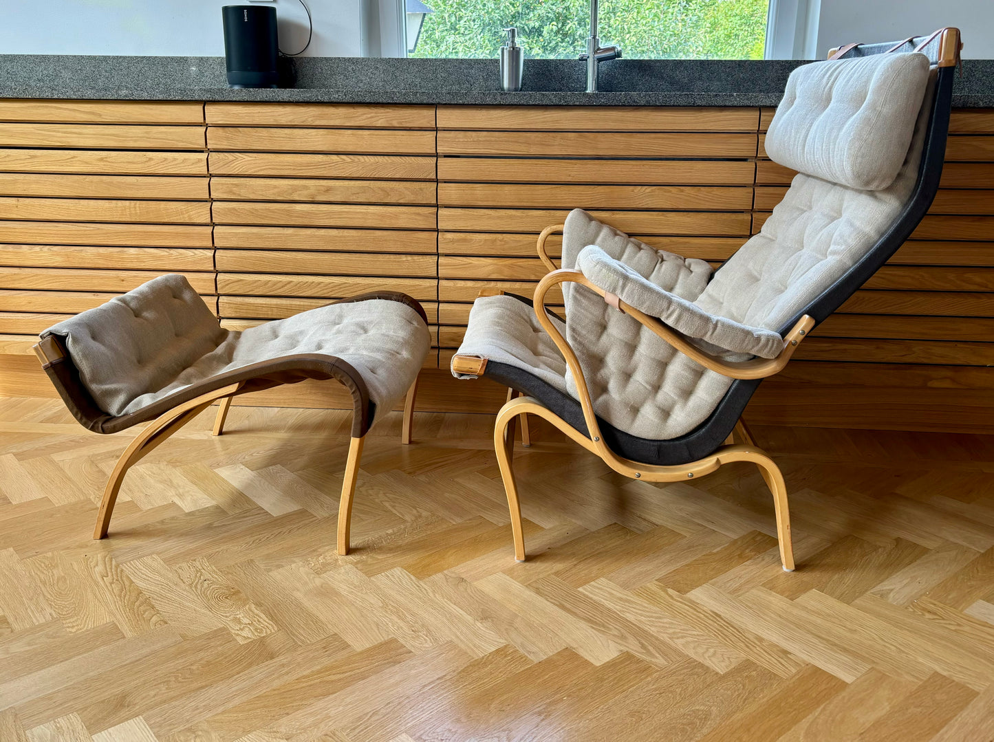 Fauteuil avec repose-pieds Pernilla de Bruno Mathsson